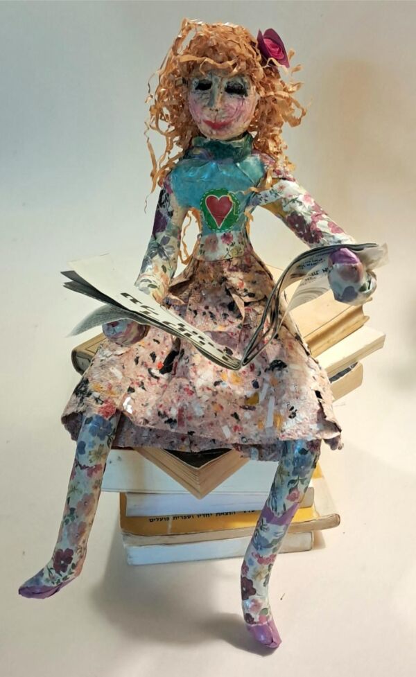 Figurine made of paper - Image 4