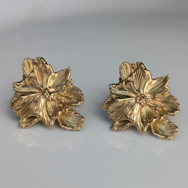 Hibiscus stud earrings - Image 2