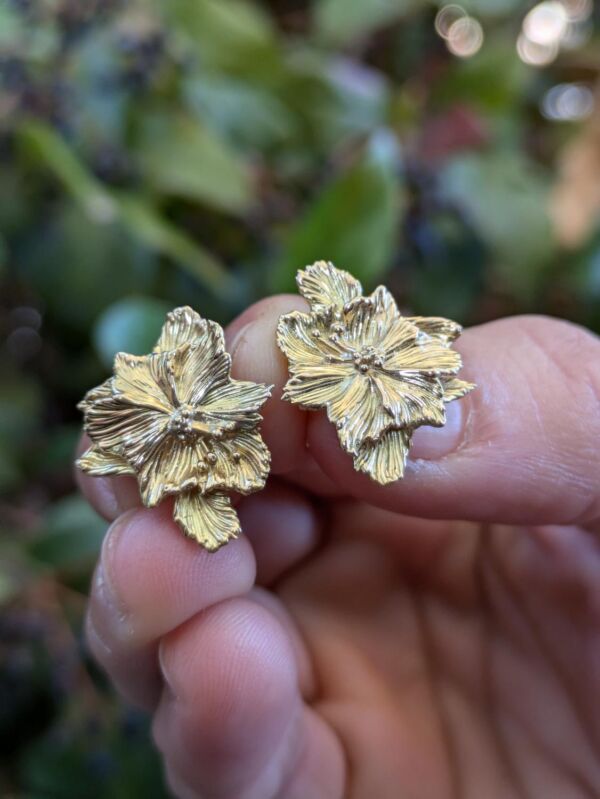 Hibiscus stud earrings - Image 3
